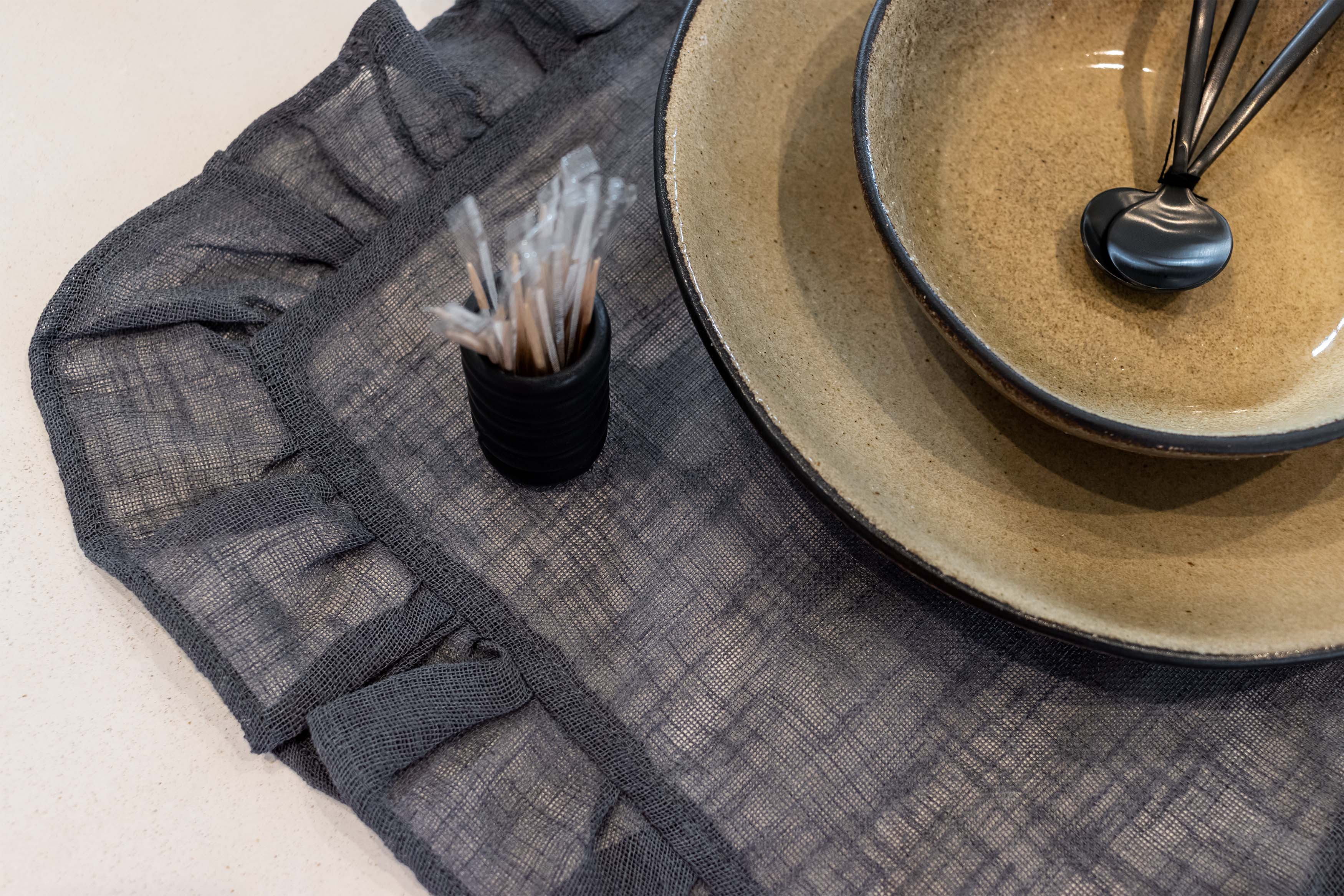 Linen frill placemats (set of 8)