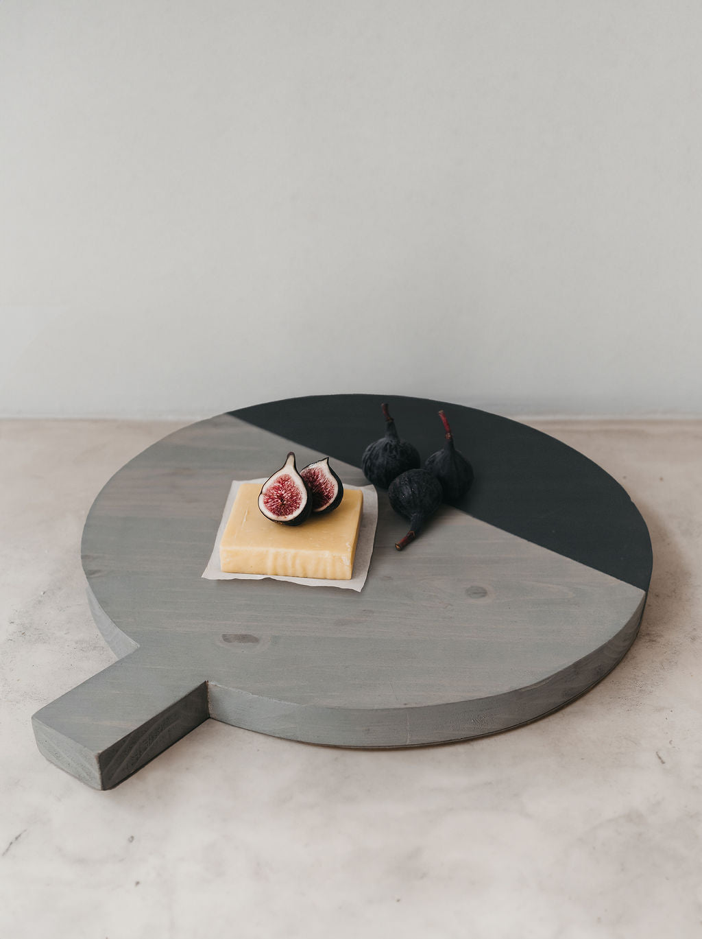 Thick round wooden serving board with handle (45cm)