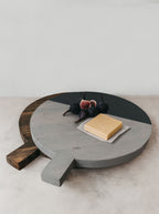 Thick round wooden serving board with handle (45cm)