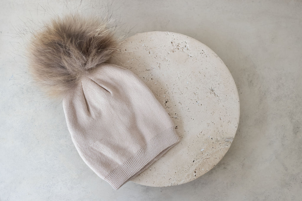 Trend_ING_Baby_beanies_with_pom_poms_cream_colour