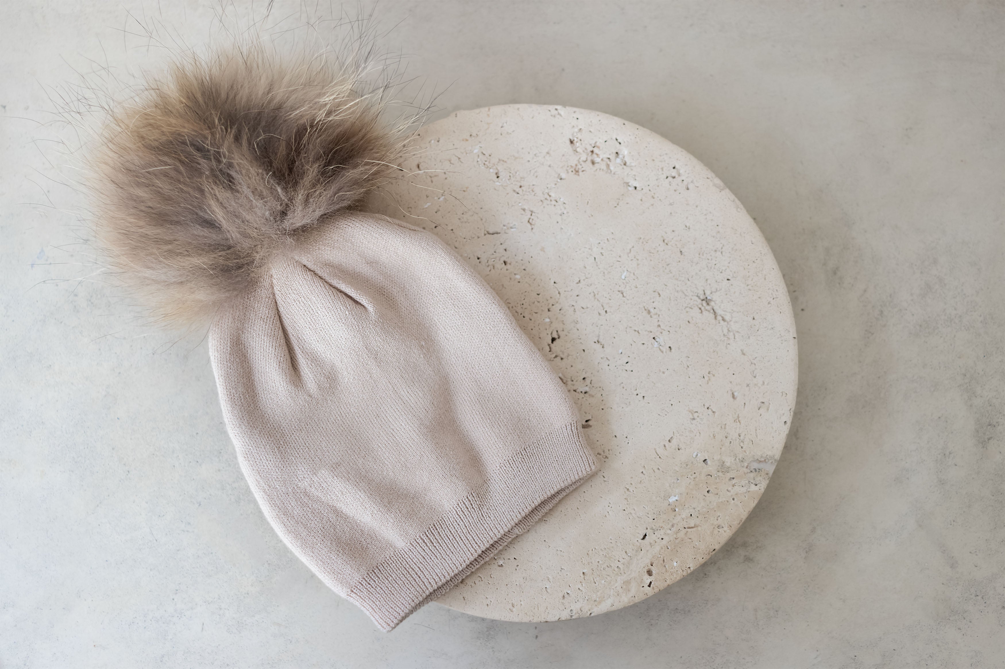 Trend_ING_Baby_beanies_with_pom_poms_cream_colour