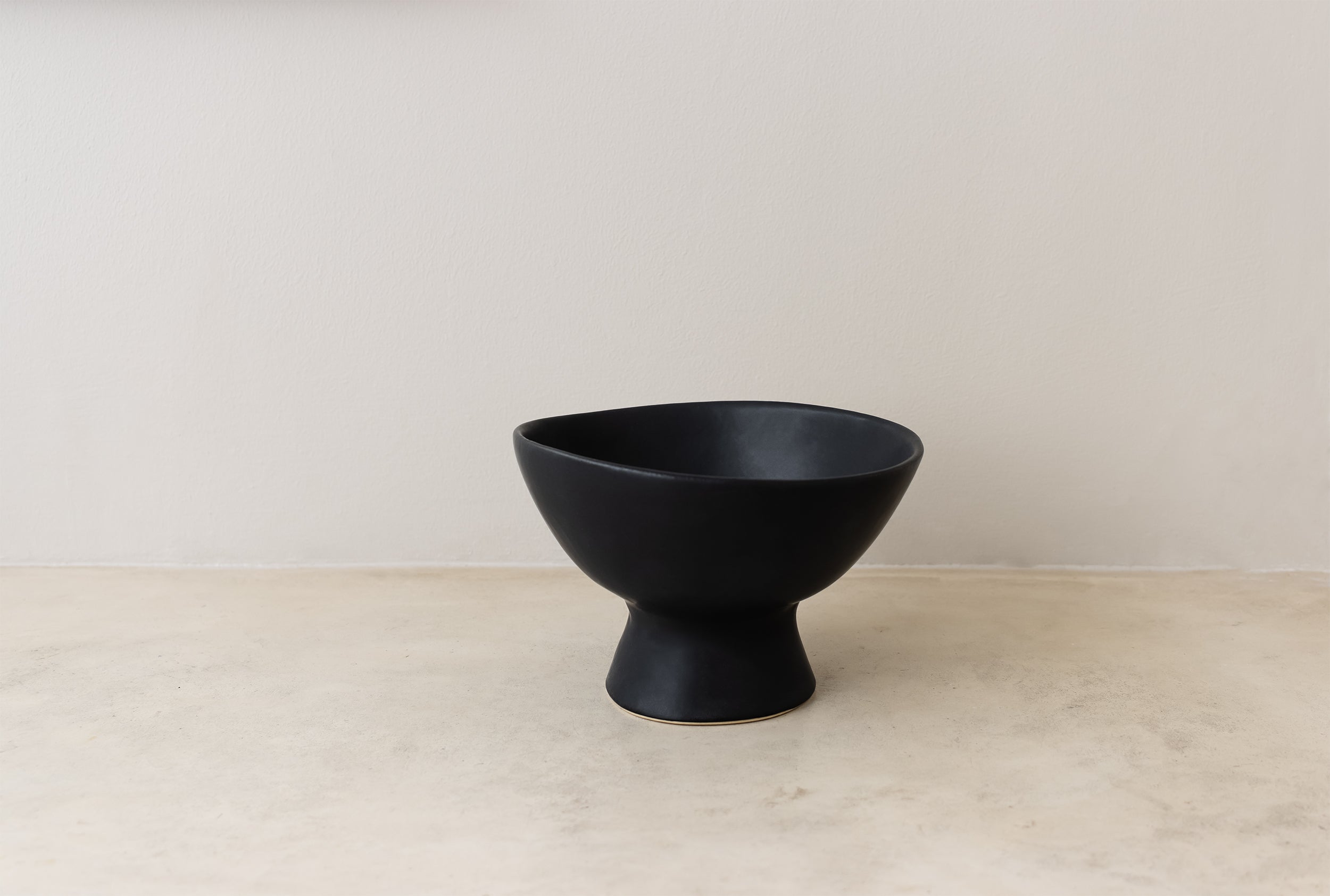 Ceramic clay-footed bowl