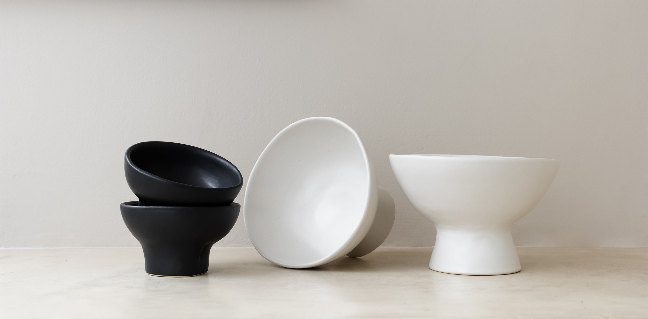 Ceramic clay-footed bowl