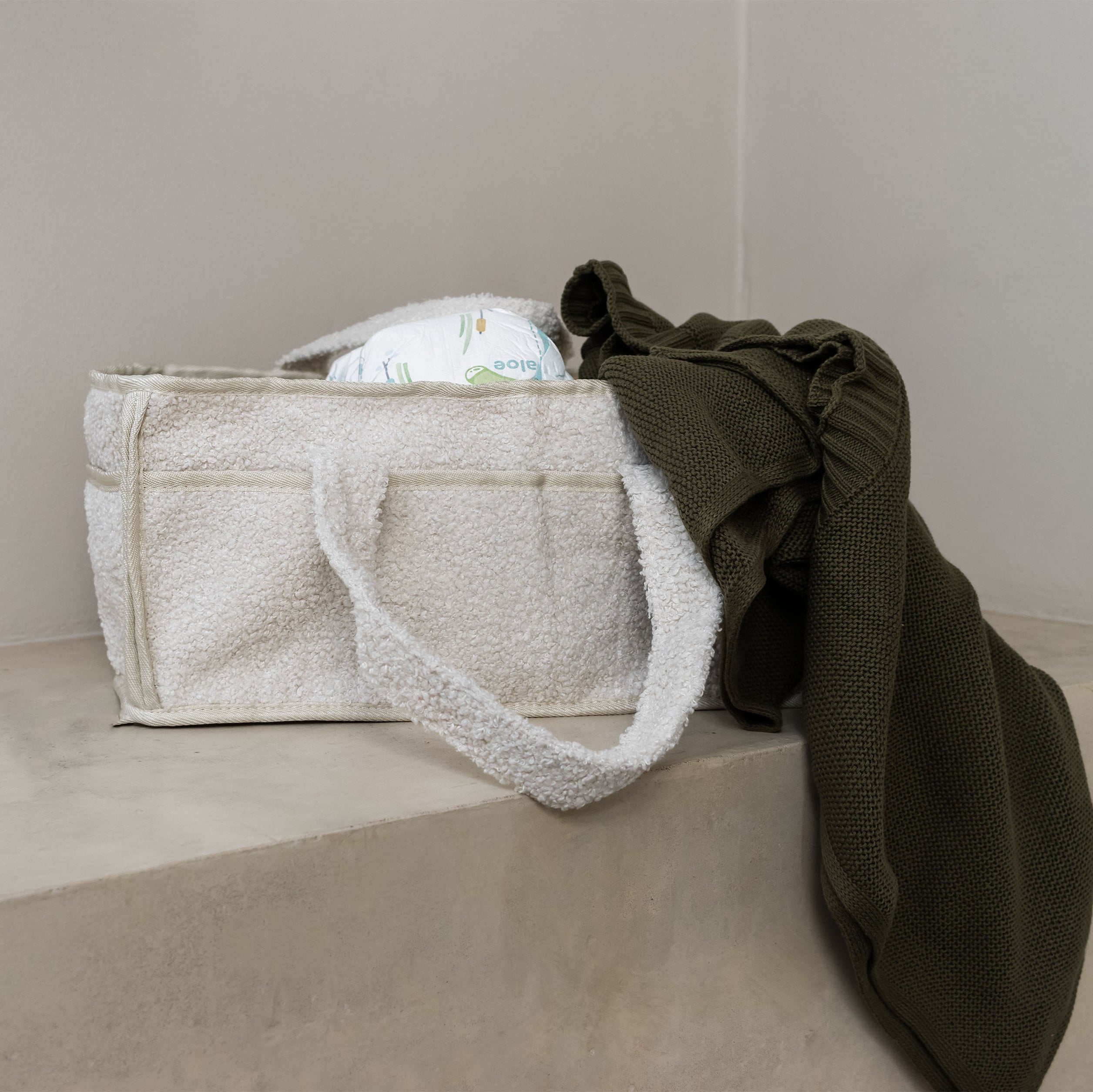 Trend_ING_Fleece_baby_changing_bag_with_moss_knitted_blanket