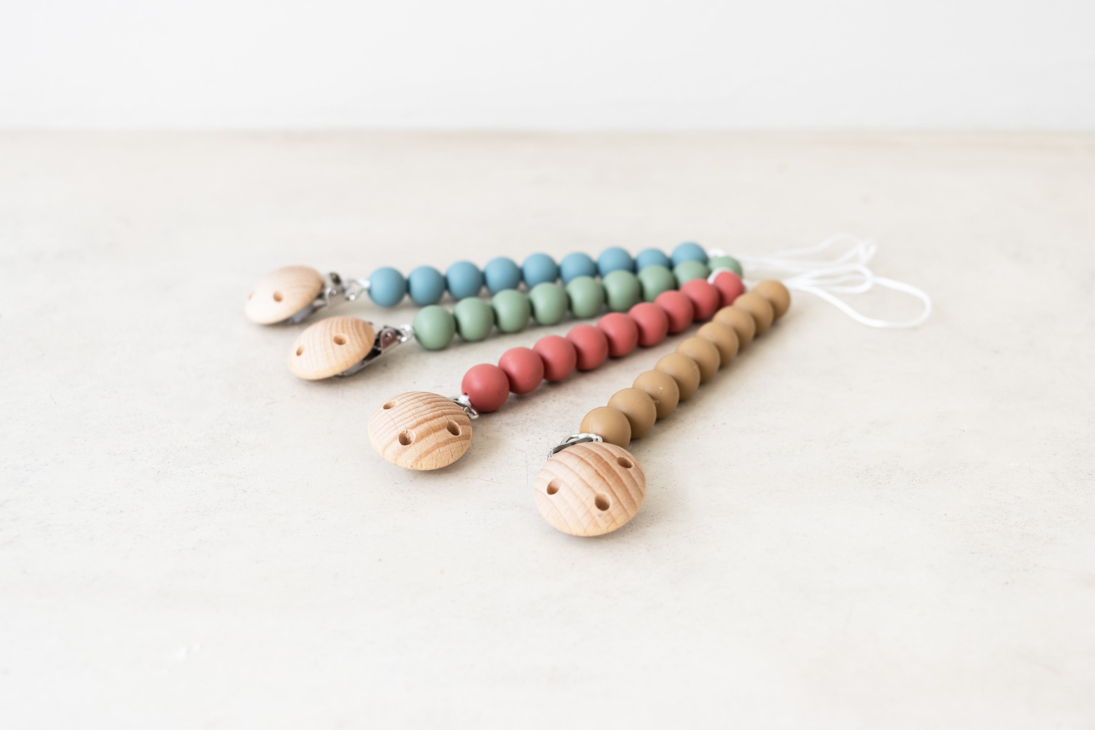 Trend_ING_Silicone_baby_dummy_clip_allcolours_angle