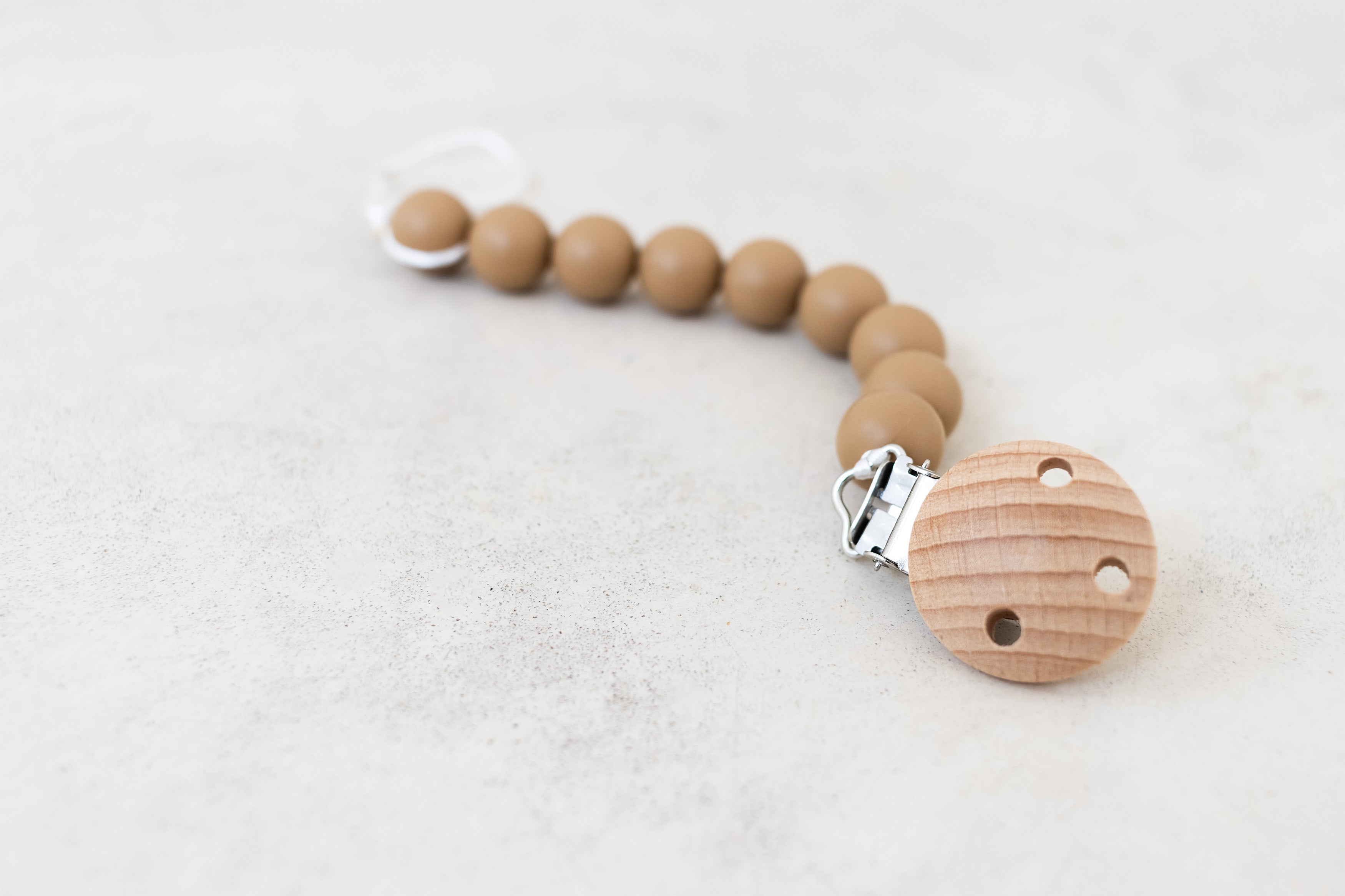 Trend_ING_Siliconebabydummyclip_warm caramel brownbeads_closeup