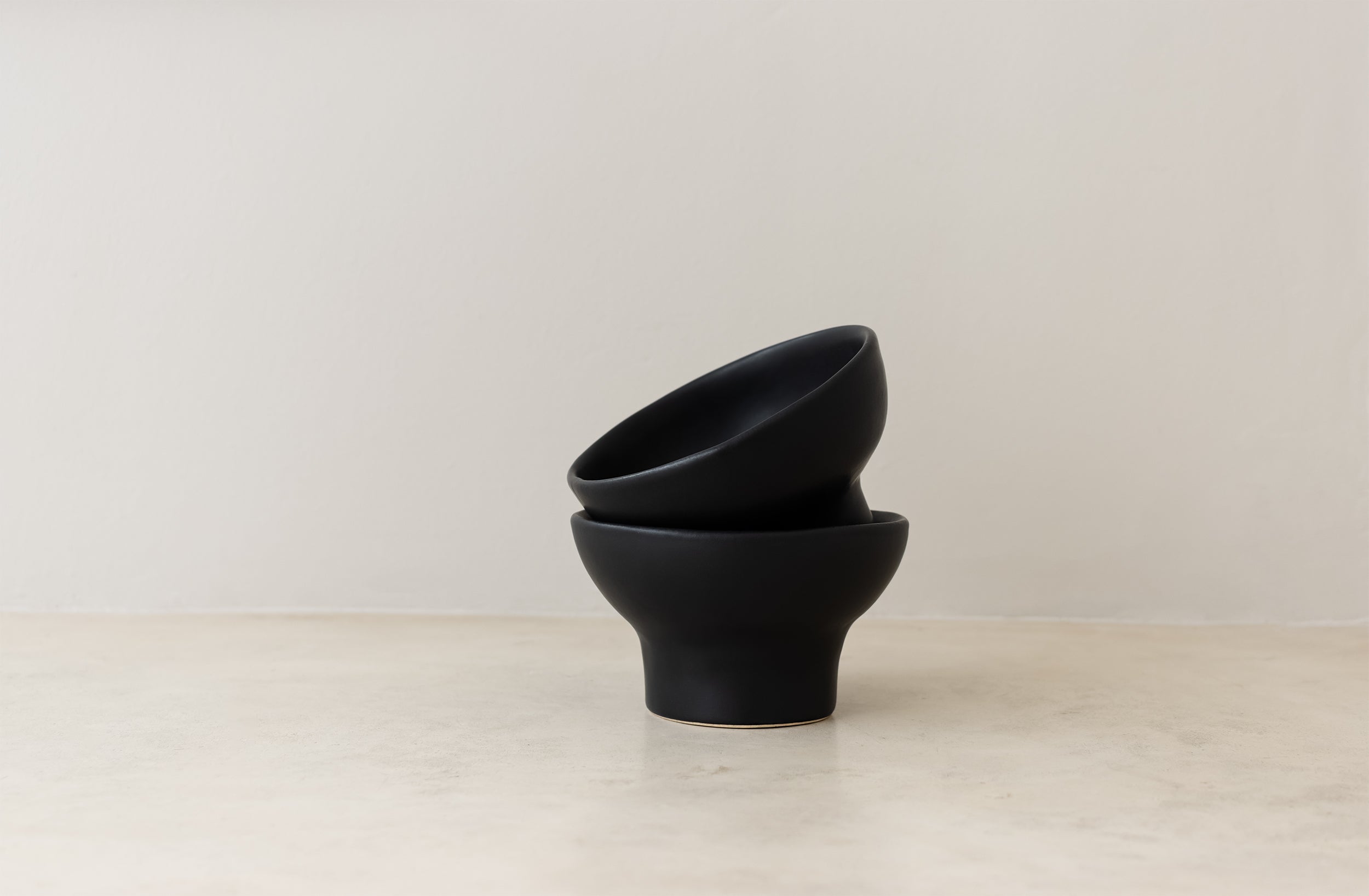Ceramic clay-footed bowl