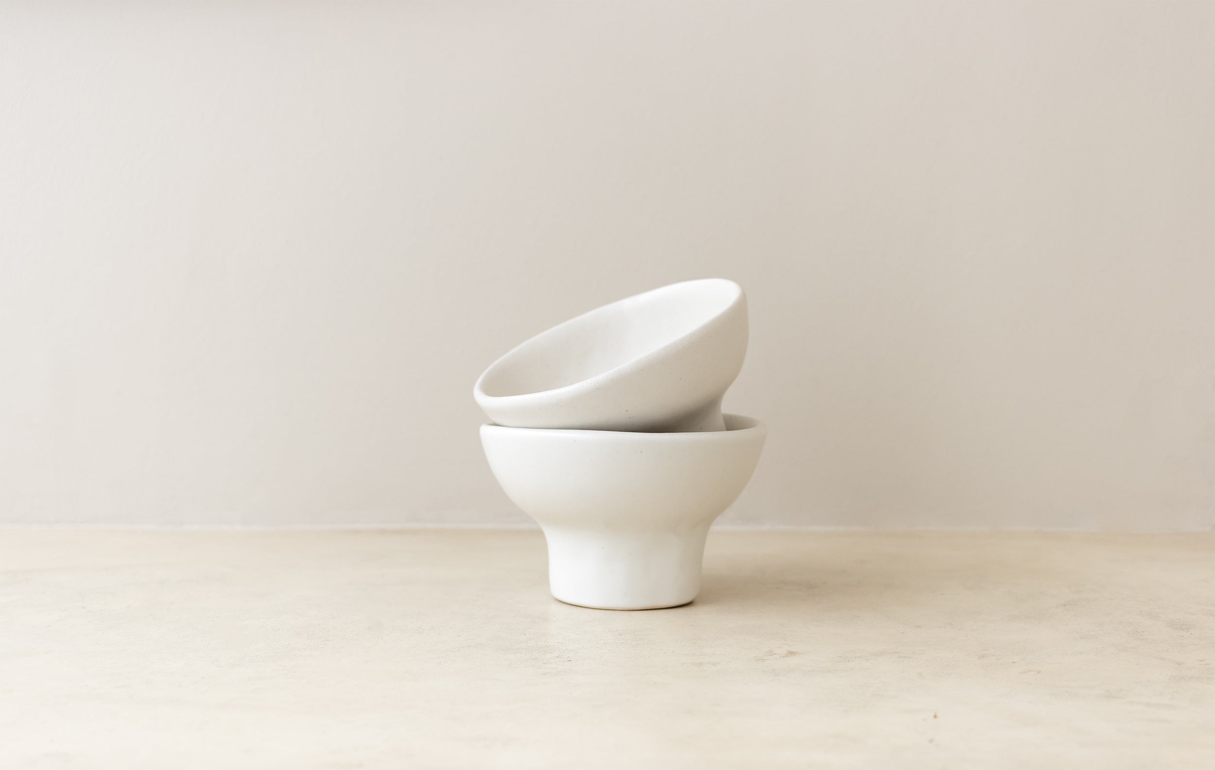 Ceramic clay-footed bowl