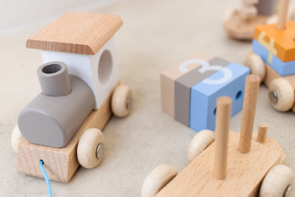 Trend_ING_Wooden_train_up_close