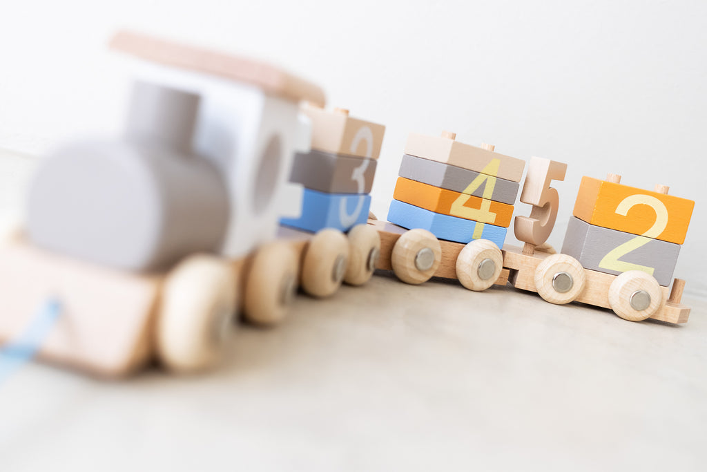 Trend_ING_Wooden_train_with_detachable_cars_close_up