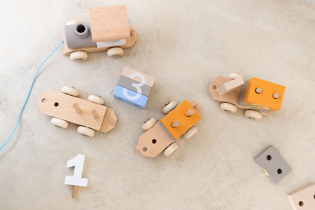 Trend_ING_Wooden_train_with_detachable_cars_top_view