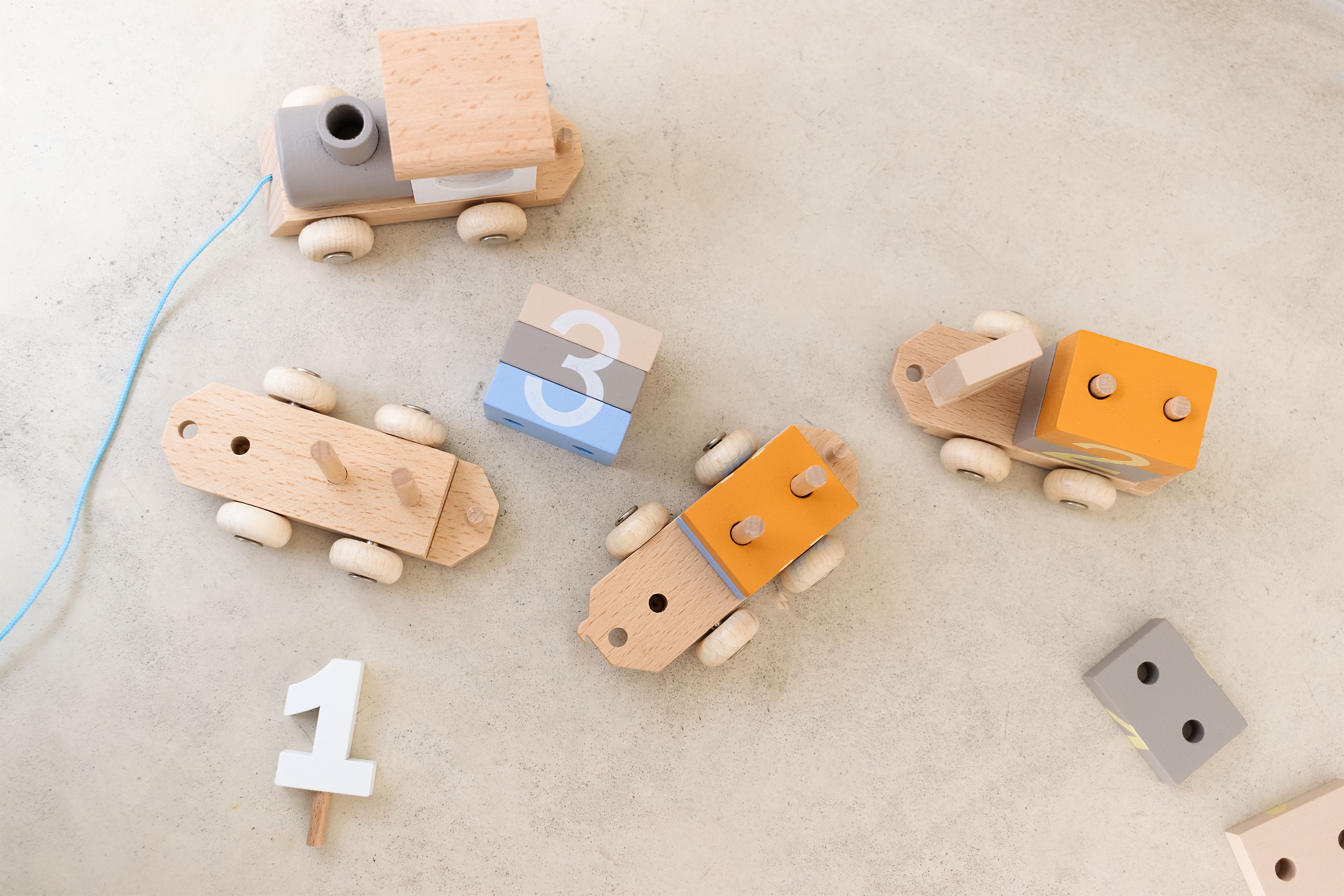 Trend_ING_Wooden_train_with_detachable_cars_top_view