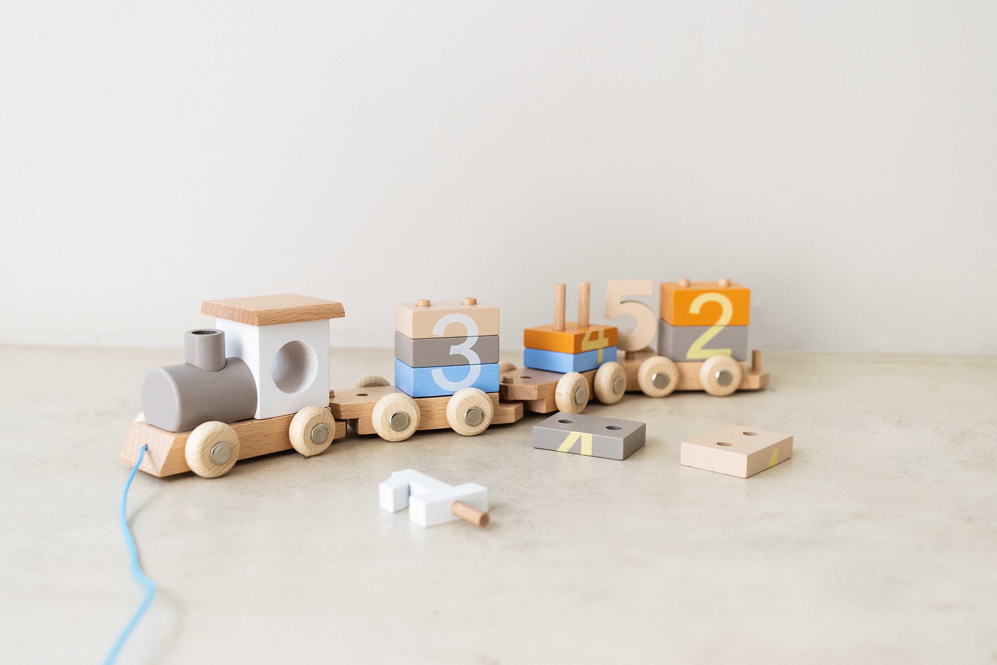 Trend_ING_Wooden_train_with_detachable_cars_unstacked_blocks