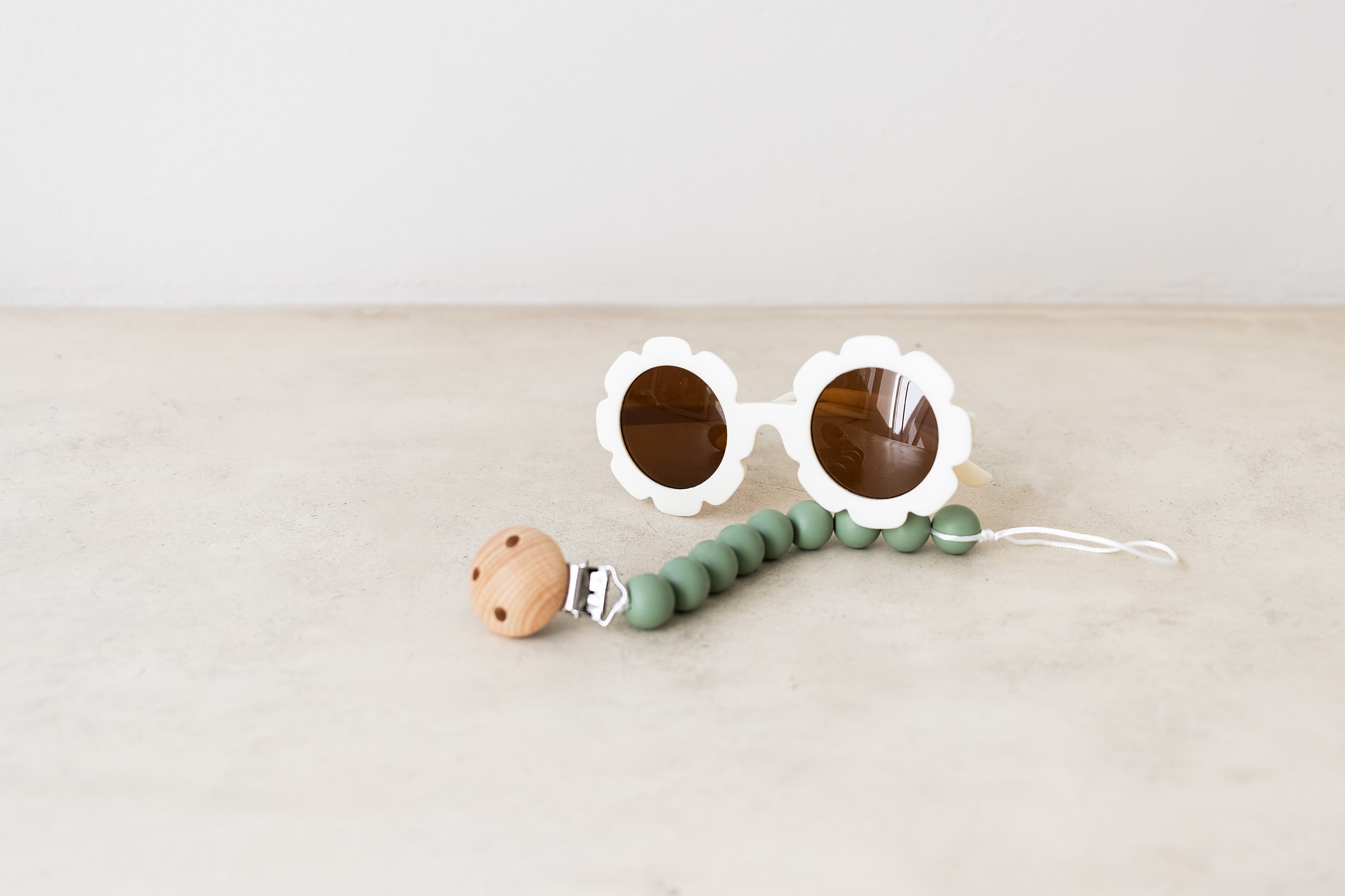 Trend_ING_green_beads_cream_baby_sunglasses