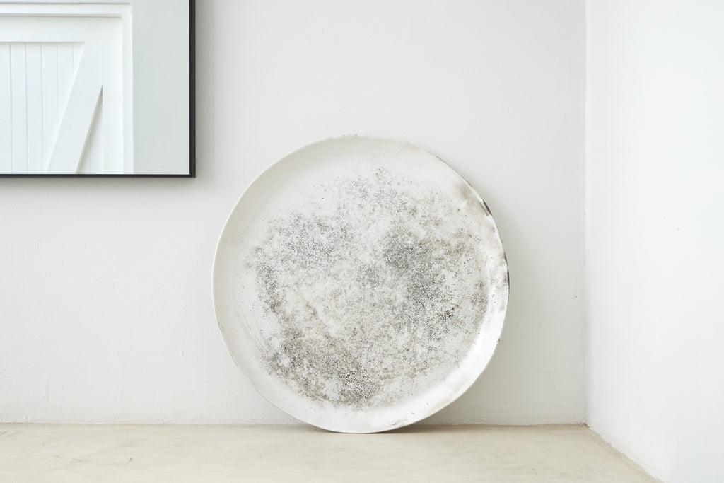 Trend{ING}s elegant XL Acacia flat ceramic platter viewed head on. Head on view of the platter with a speckled white stone finish