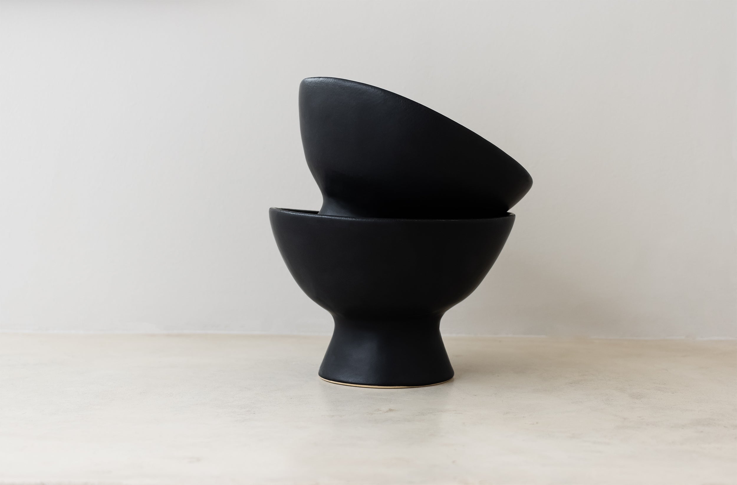 Ceramic clay-footed bowl