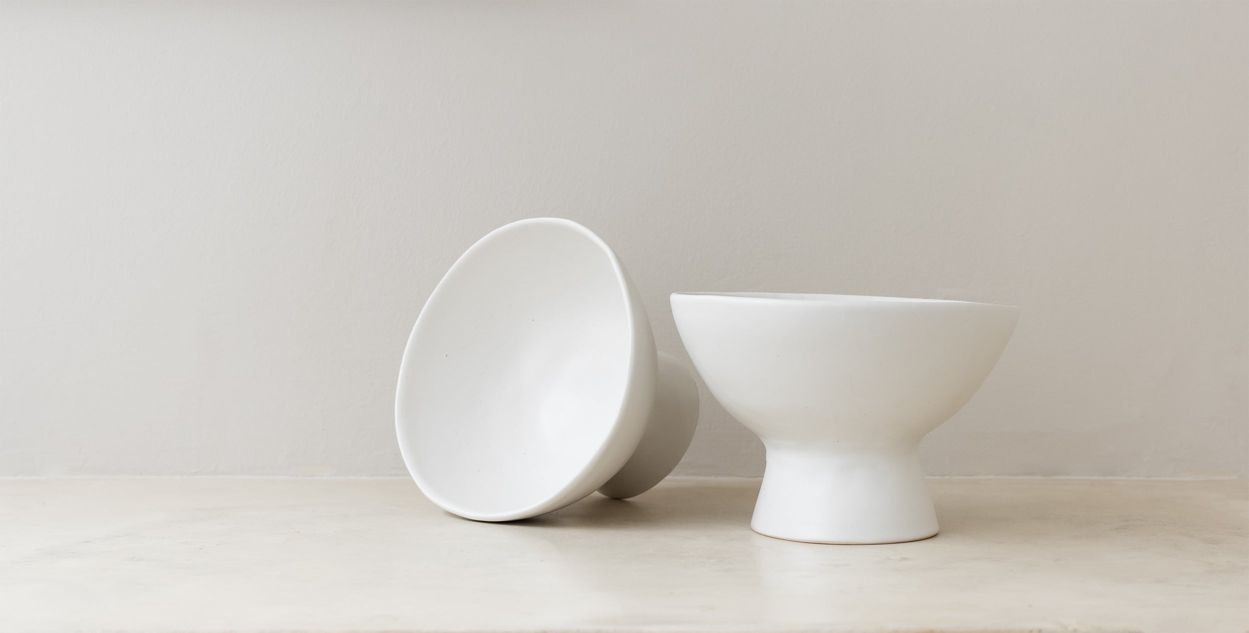 Ceramic clay-footed bowl