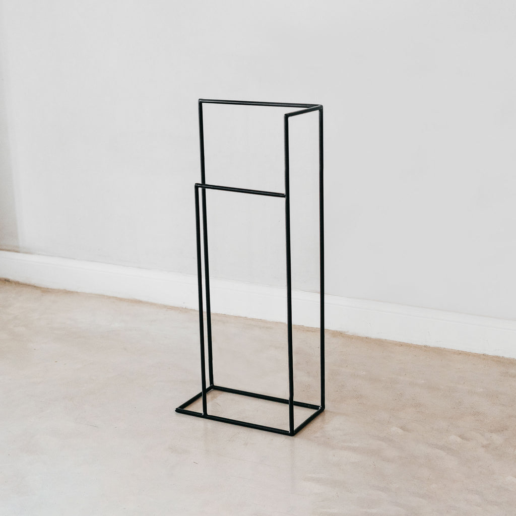 Steel free-standing towel holder