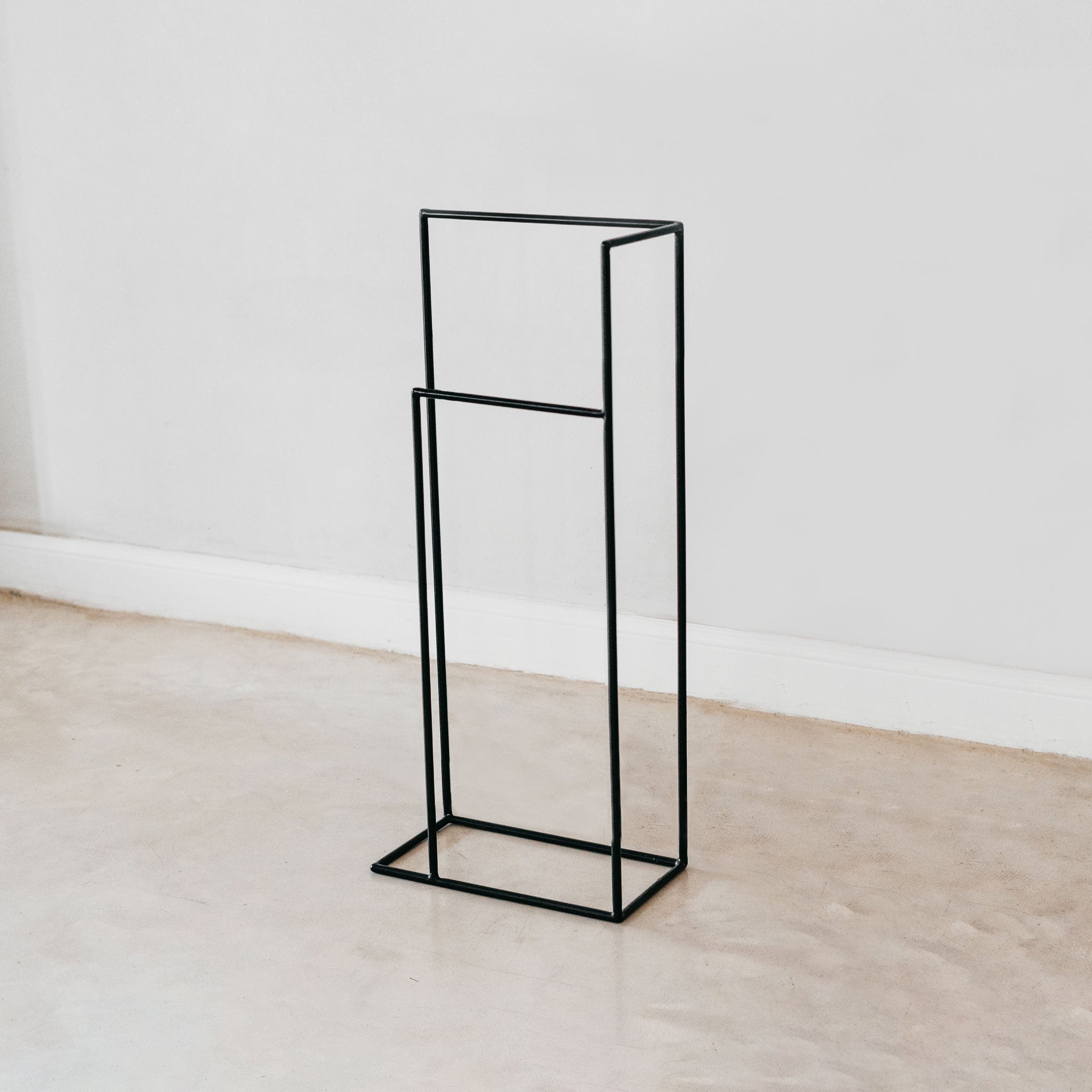 Steel free-standing towel holder