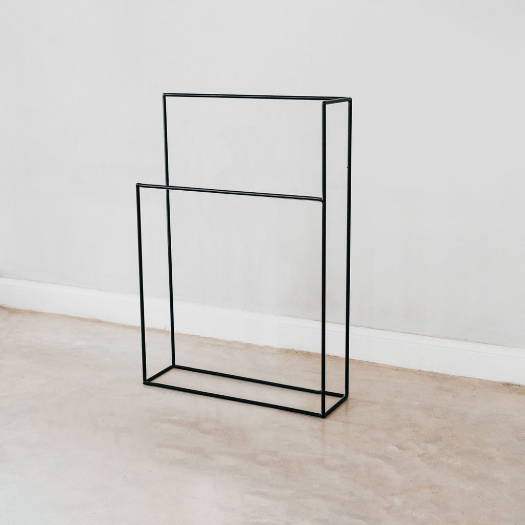 Steel free-standing towel holder