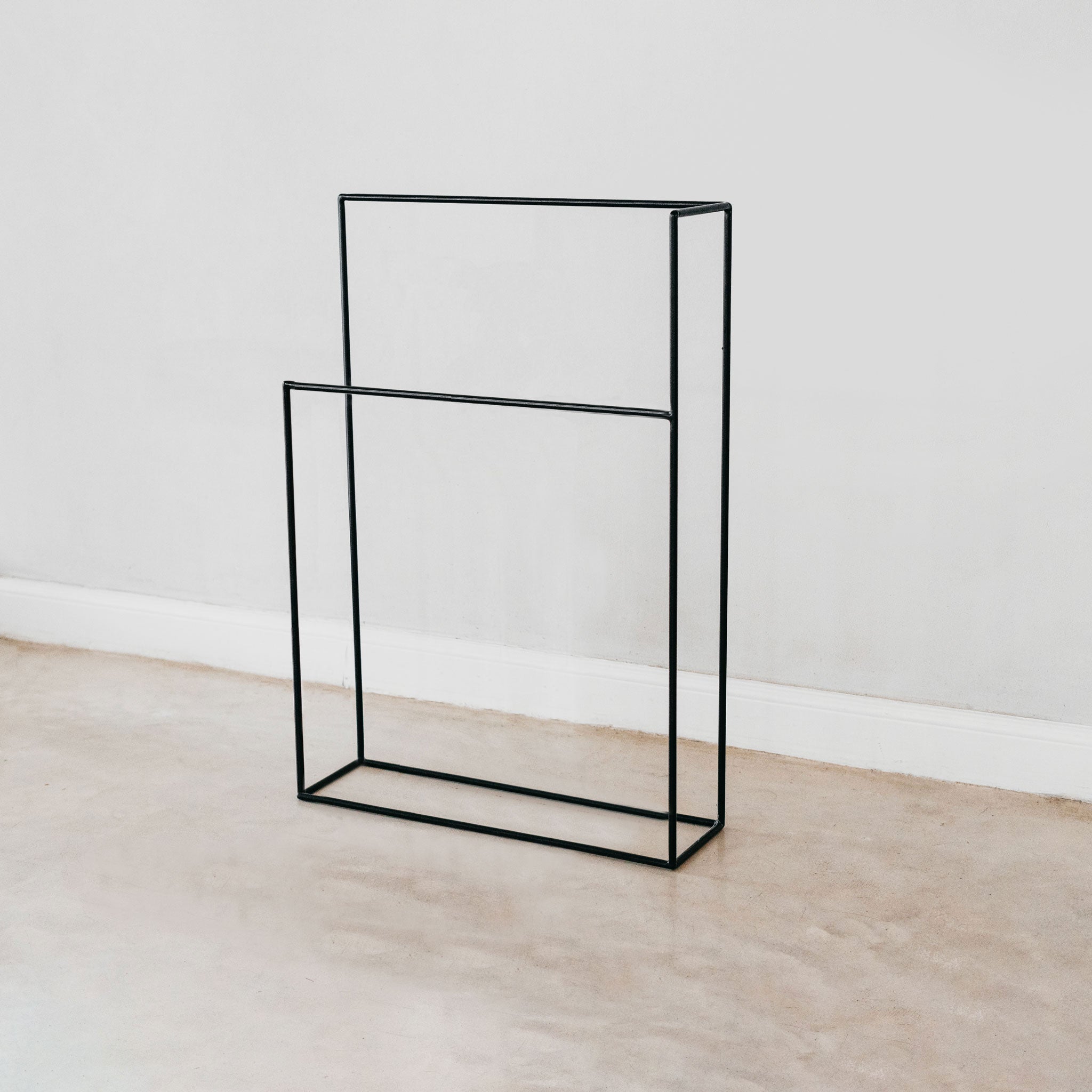 Steel free-standing towel holder