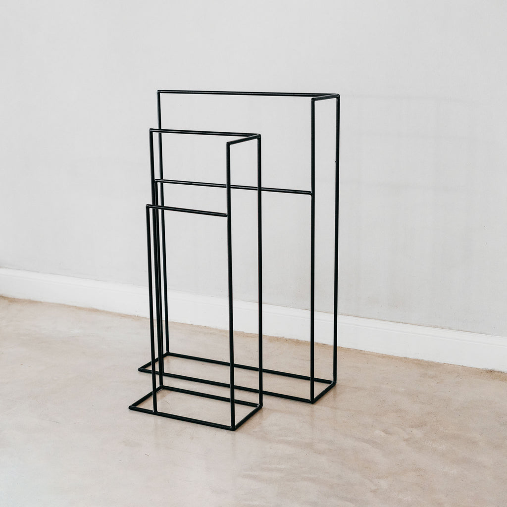 Steel free-standing towel holder