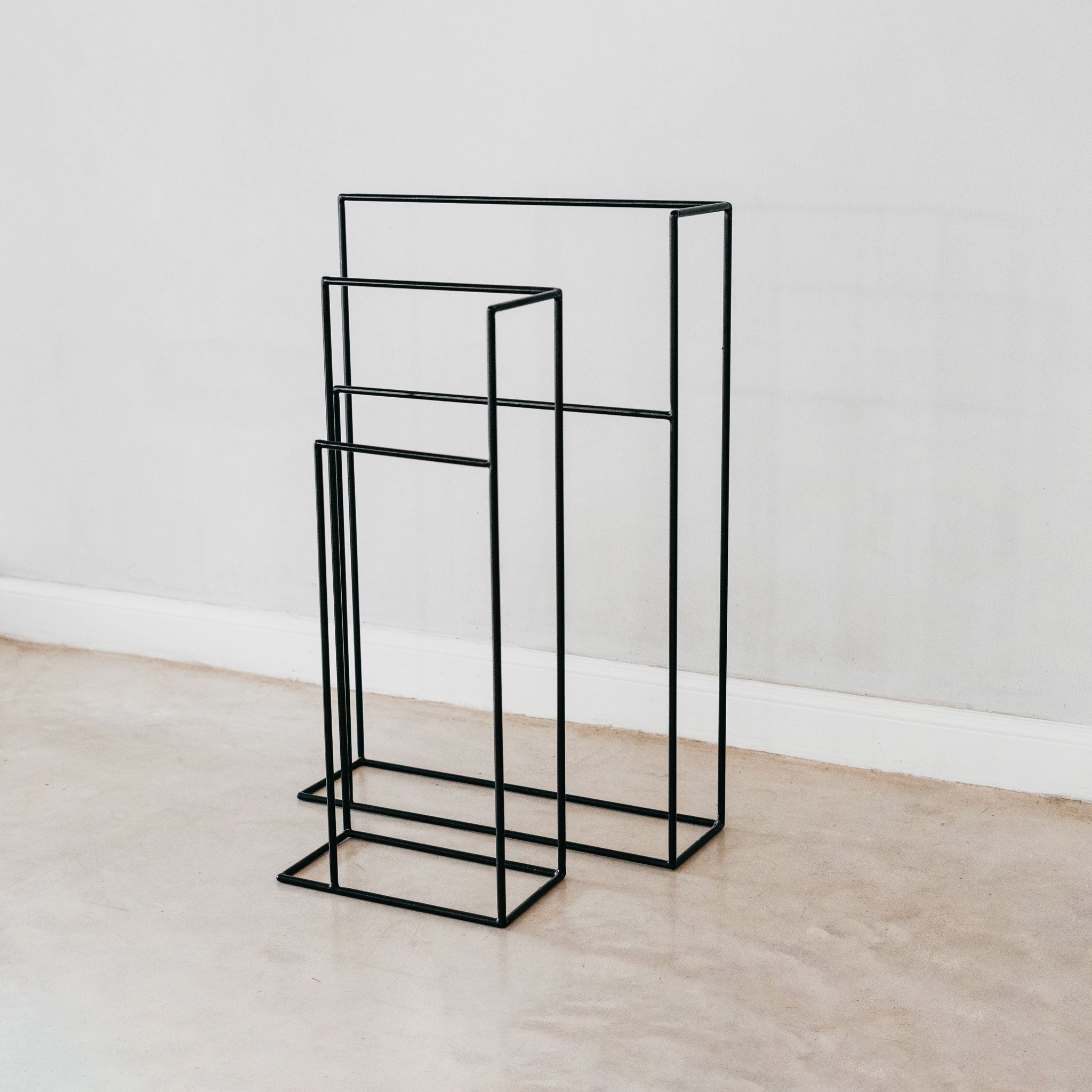 Steel free-standing towel holder