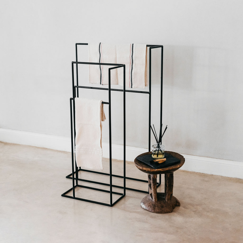 Steel free-standing towel holder