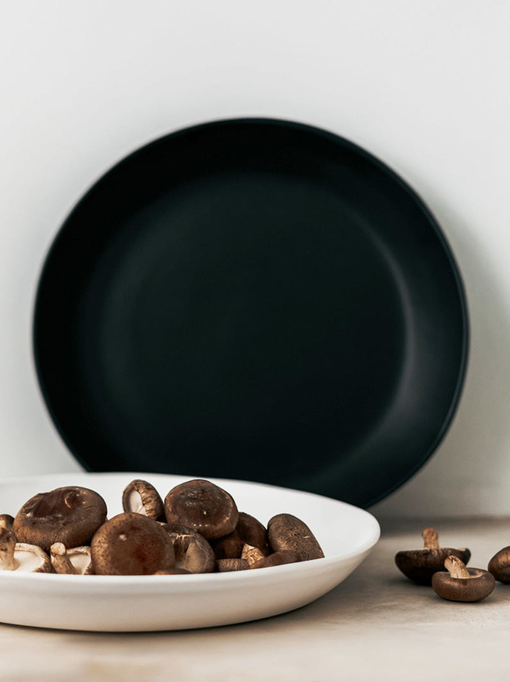 Trend-ings Acacia flat stone platter in coal and speckled colours, with mushrooms