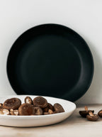 Trend-ings Acacia flat stone platter in coal and speckled colours, with mushrooms