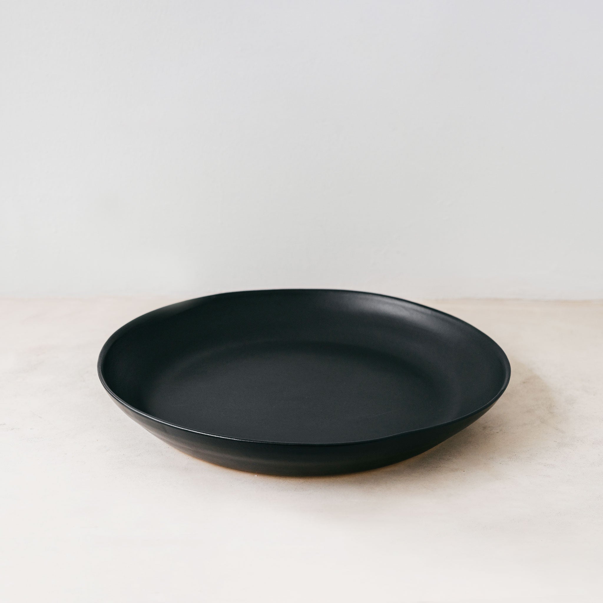 Trend-ings Acacia flat stone platter in coal colour
